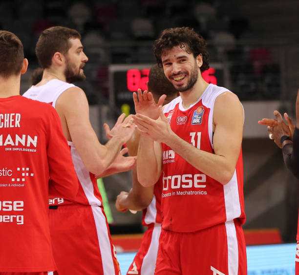 表情紧绷 表情紧绷